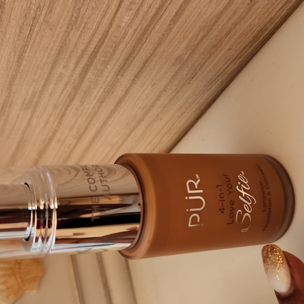 Pur 4 in 1 Love Your Selfie  Foundation and Concealer